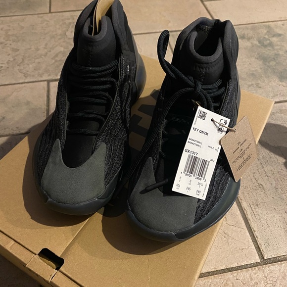 BOOST YZY QNTM ONYX SIZE 6 1/2 - Picture 2 of 6